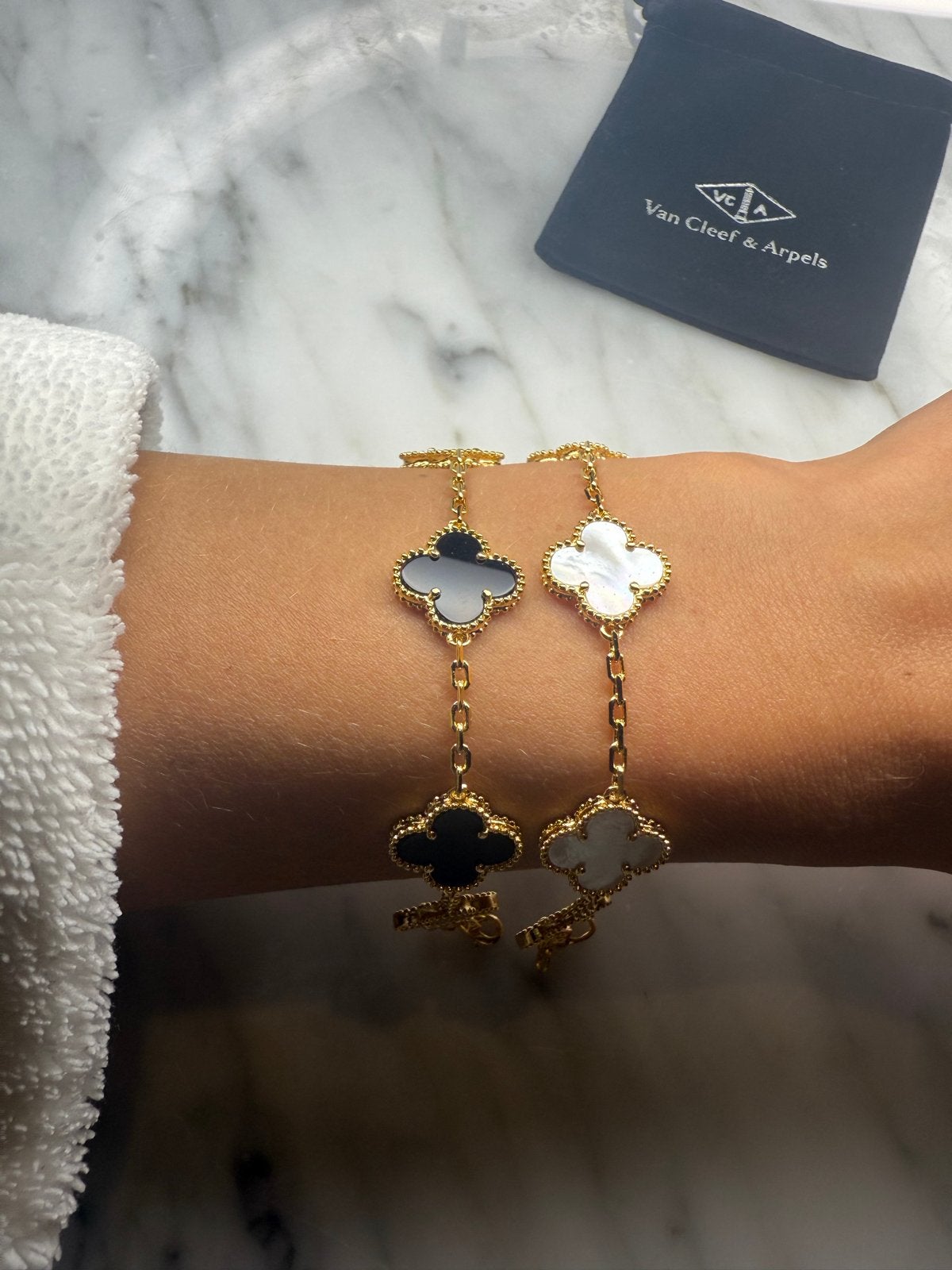 Van Cleef & Arpels Alhambra Armband (Zwart & Wit), Sieraden, Tassen en Uiterlijk, Ophalen, Zwart, Zo goed als nieuw, Met bedels of kralen