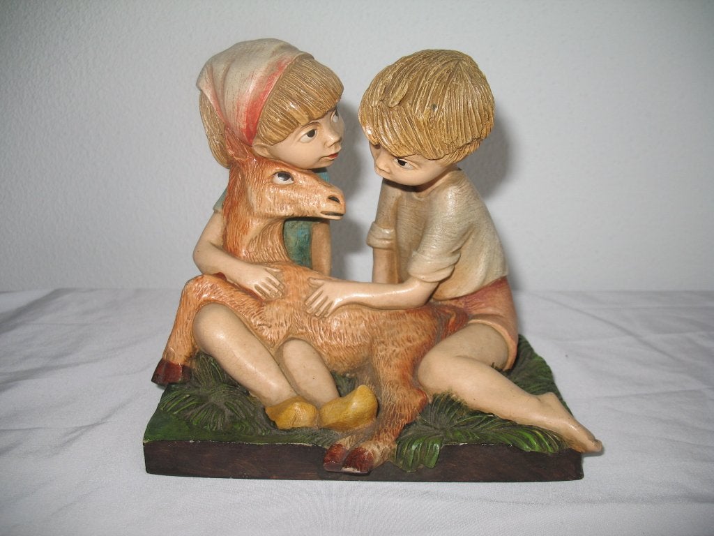Figurine  Jongen Meisje en Veulen EIG. L.V, Verzamelen, Beelden en Beeldjes, Ophalen of Verzenden, Zo goed als nieuw, Mens