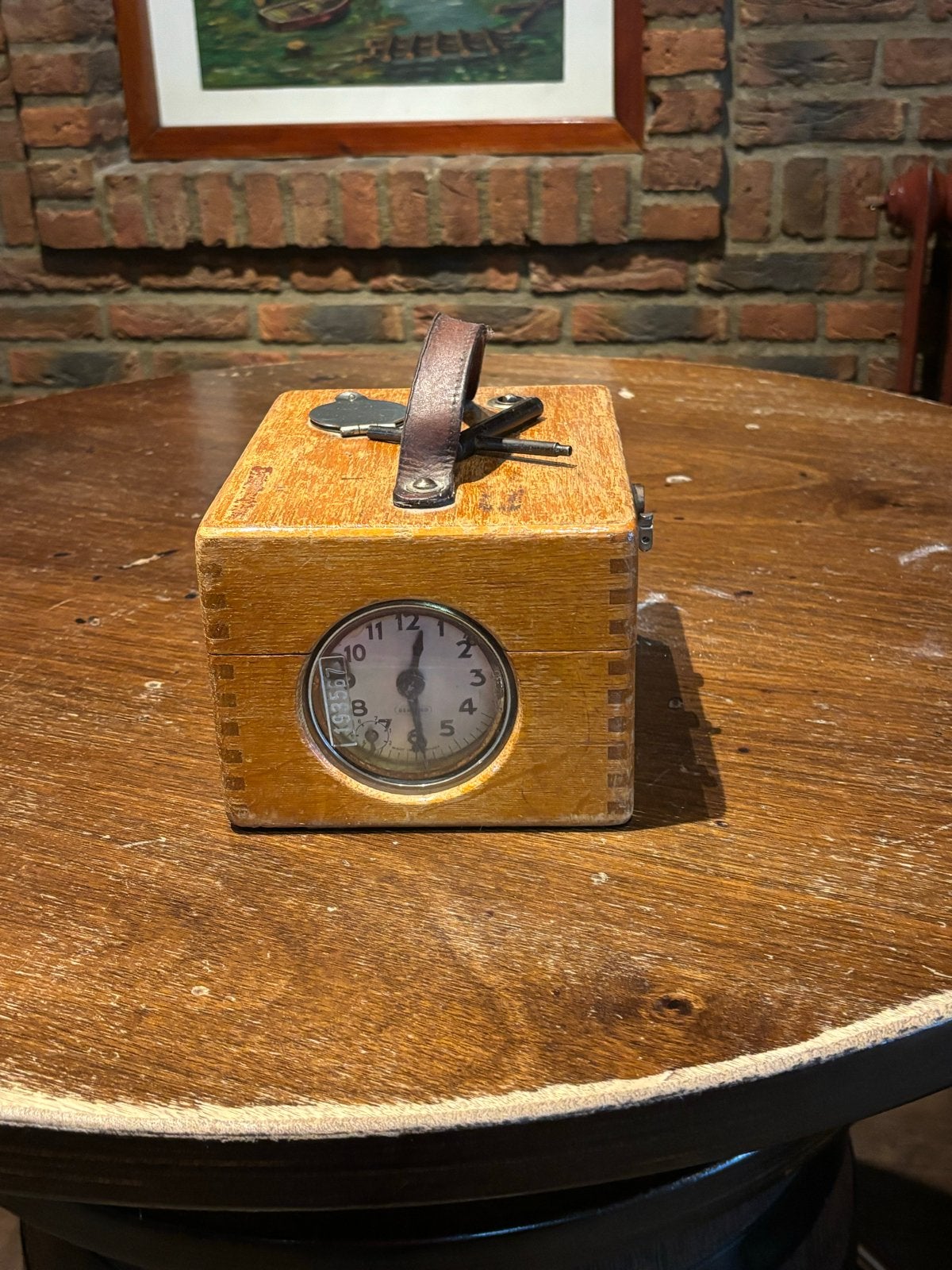 Antieke Tijdregistratieklok (duivenklok), Ophalen