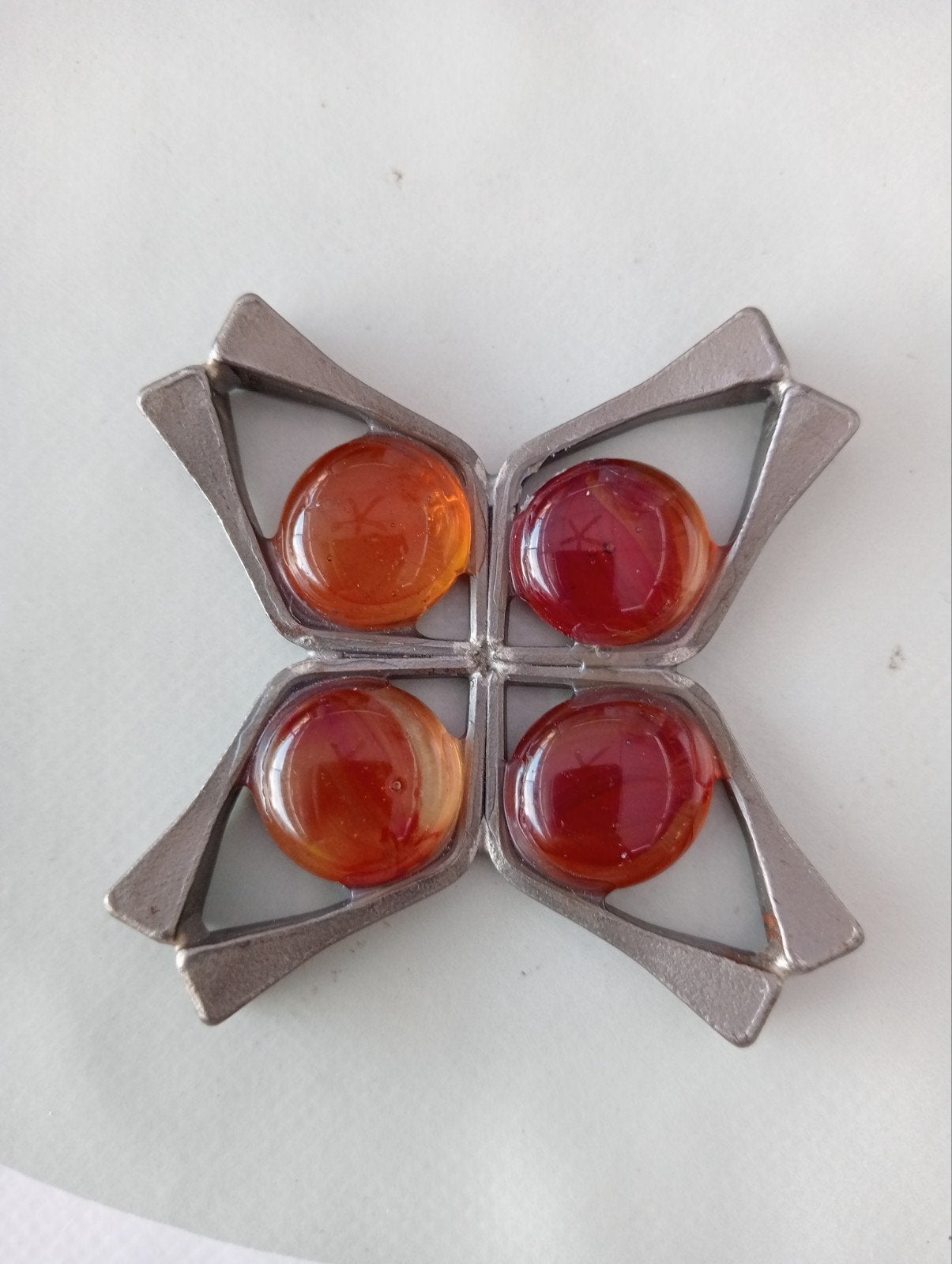 broche of hanger van tin en gekleurde glazen vintage, Sieraden, Tassen en Uiterlijk, Ophalen, Overige materialen, 4 tot 7 cm, Oranje