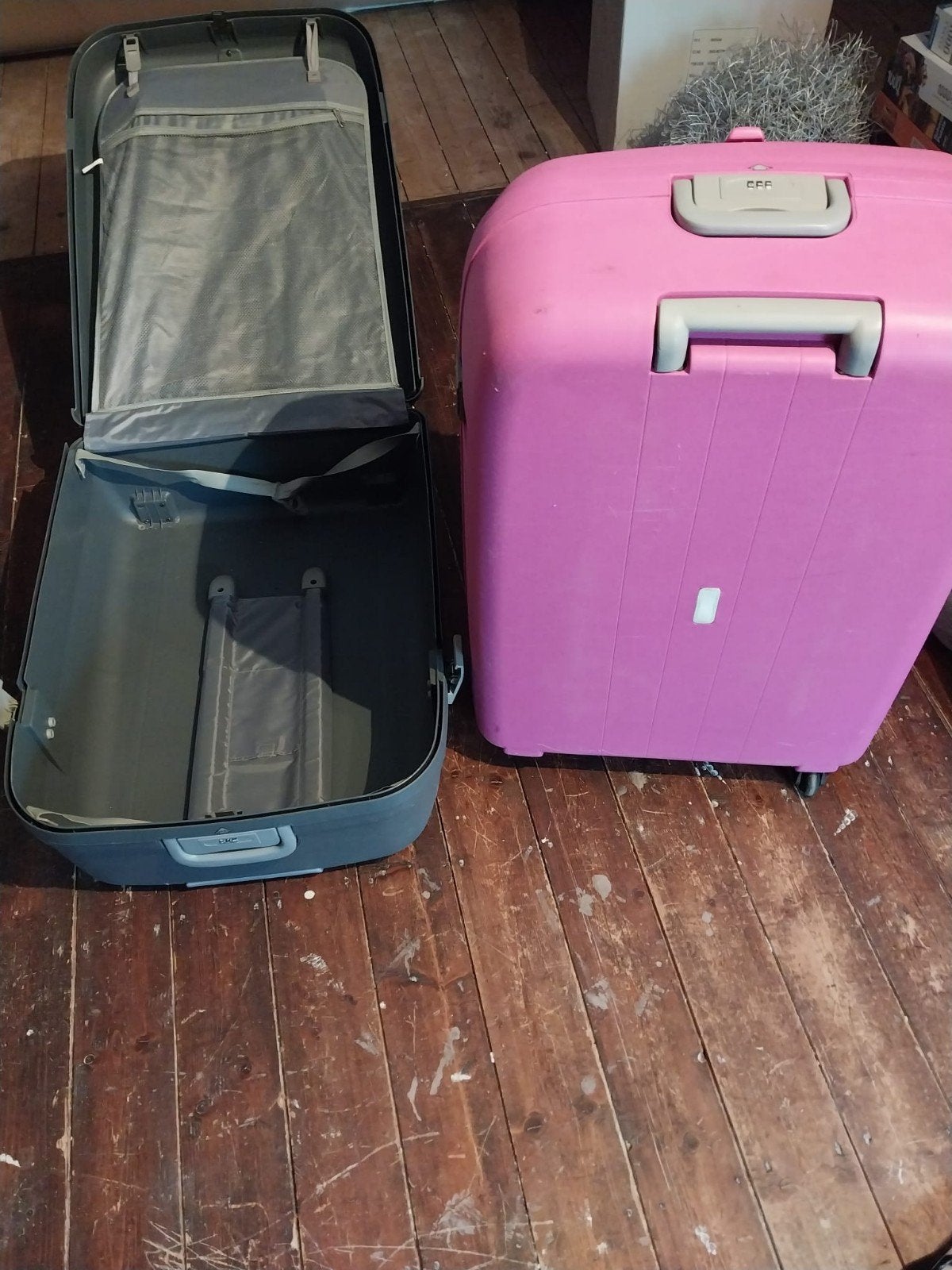 Set van 2 koffers: roze en grijs, Uitschuifbare handgreep, Gebruikt, Hard kunststof, 35 tot 45 cm