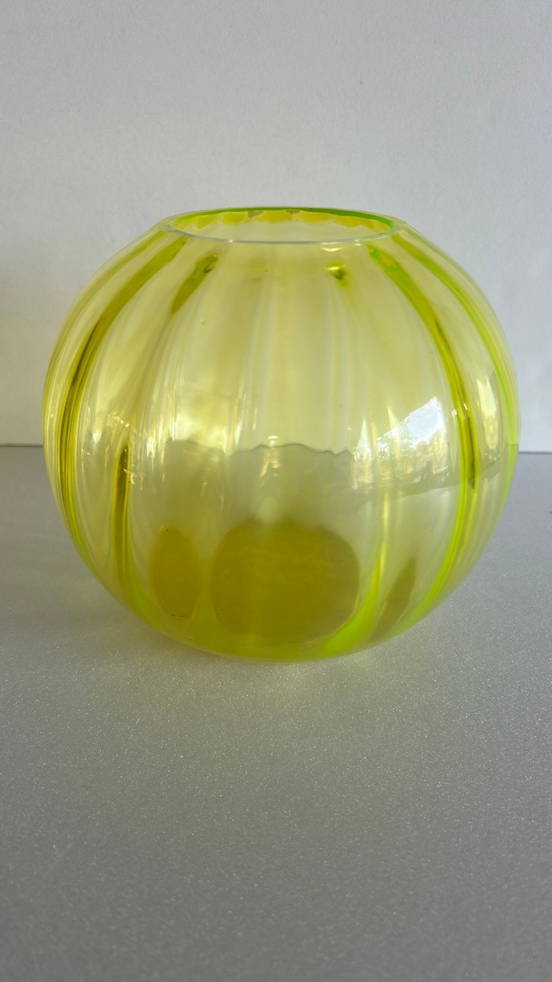 Glazen bolvaas geel/groen uranium glas, Ophalen of Verzenden