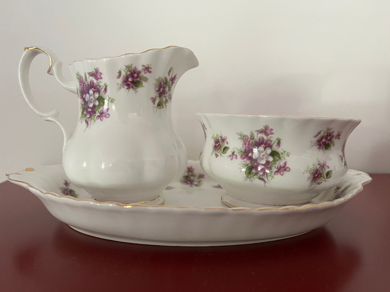 Royal Albert: Sweet Violets suiker en melk op schaaltje, Ophalen of Verzenden