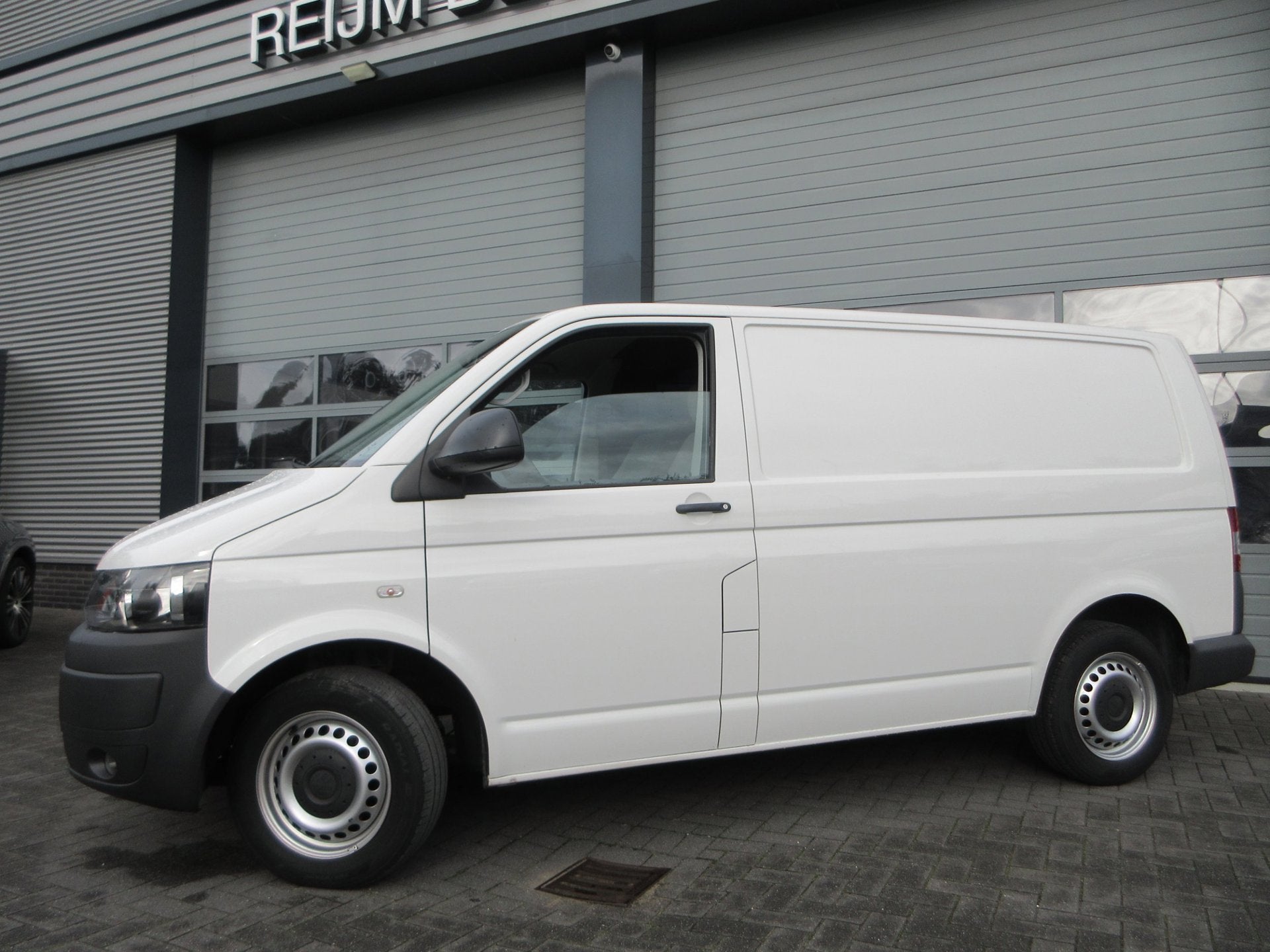 Foto 3 van Volkswagen Transporter 2.0 TDI L1H1 airco trekhaak