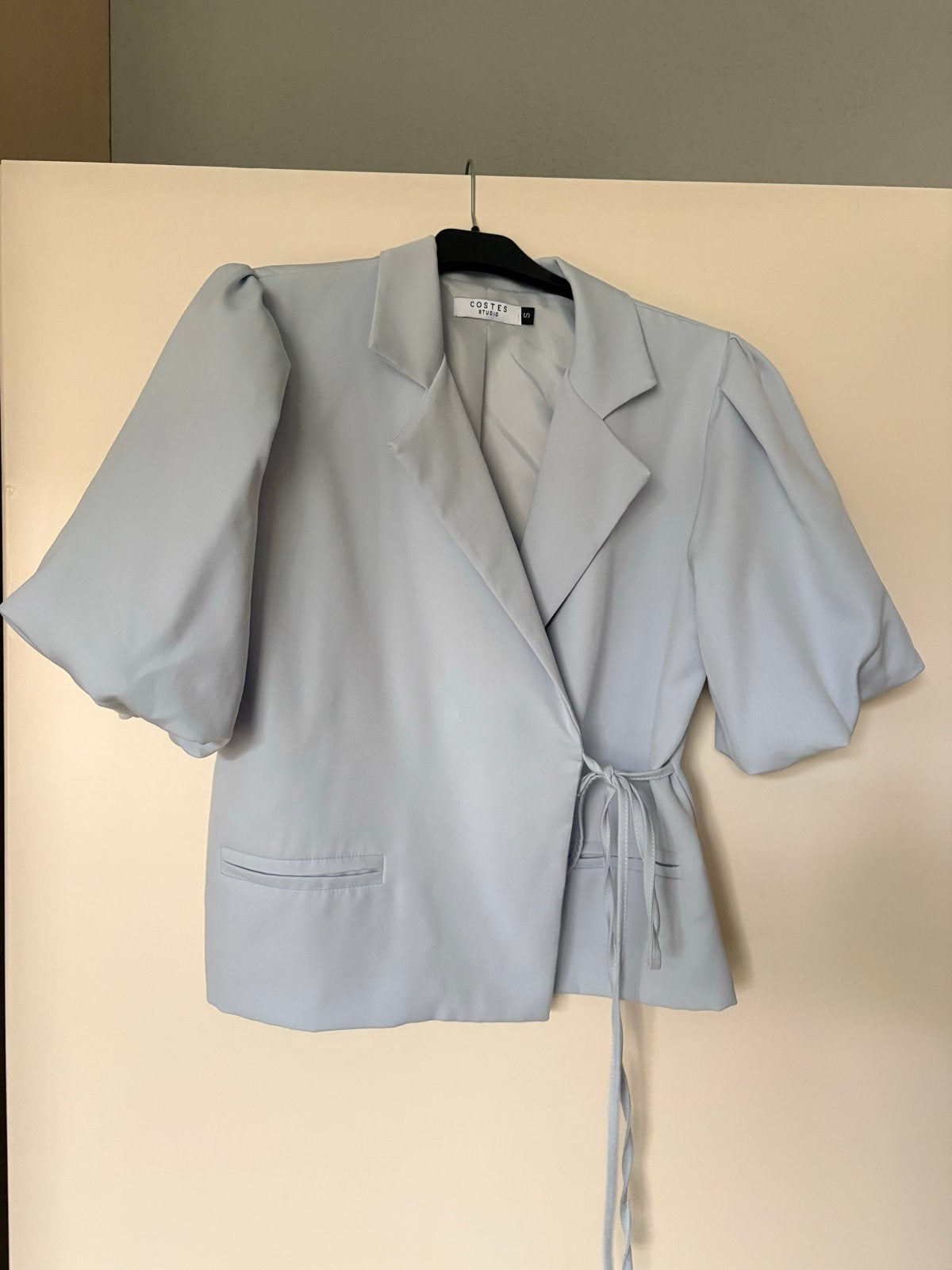 Costes Lichtblauwe wikkelblouse/blazer met pofmouwen, Kleding | Dames, Blauw, Ophalen of Verzenden, Zo goed als nieuw, Jasje