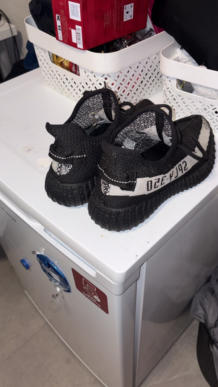 yeezy 350 maat 39, Ophalen of Verzenden, Zo goed als nieuw, Zwart