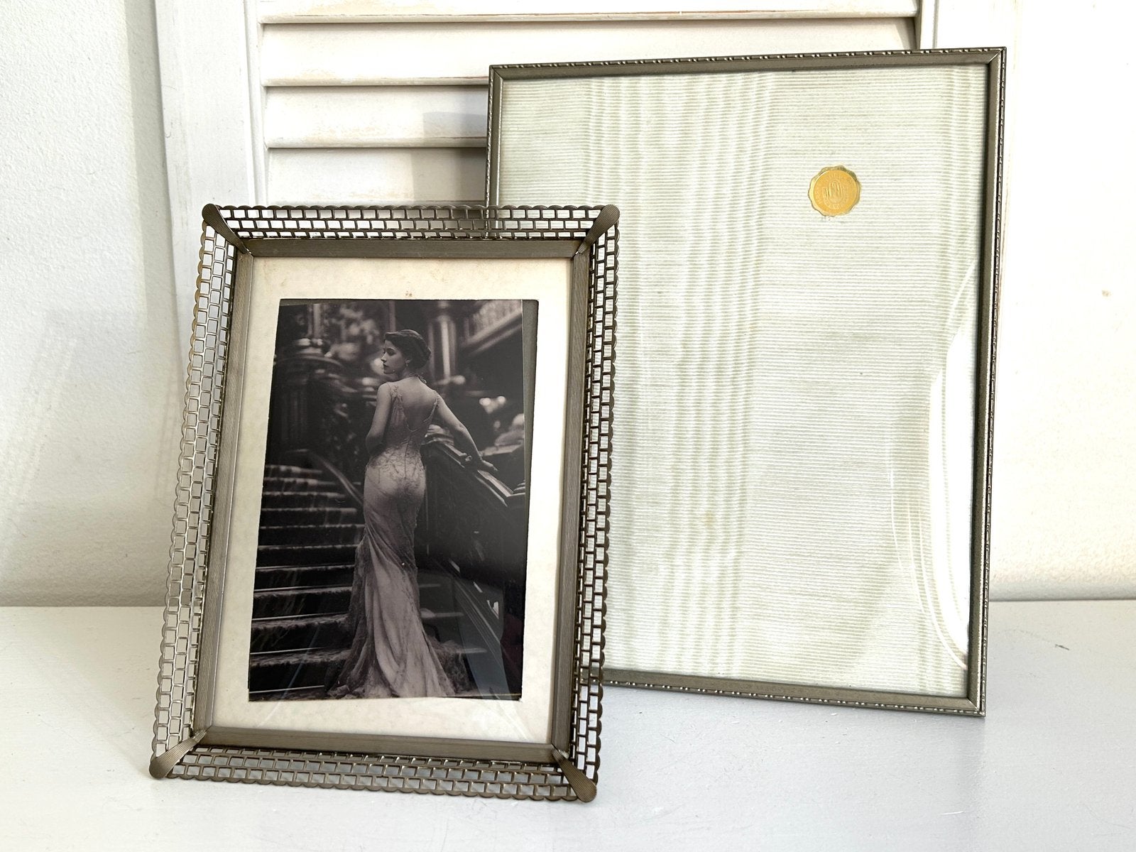 Twee vintage fotolijsten met bol glas, Audio, Tv en Foto, Fotografie | Fotolijsten, Ophalen
