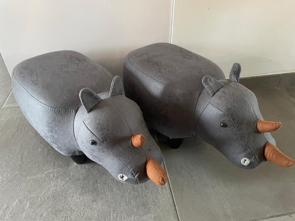 Poef/kruk nijpaard. 2x. Samen 15€, Ophalen, Zo goed als nieuw, Rond, Minder dan 50 cm