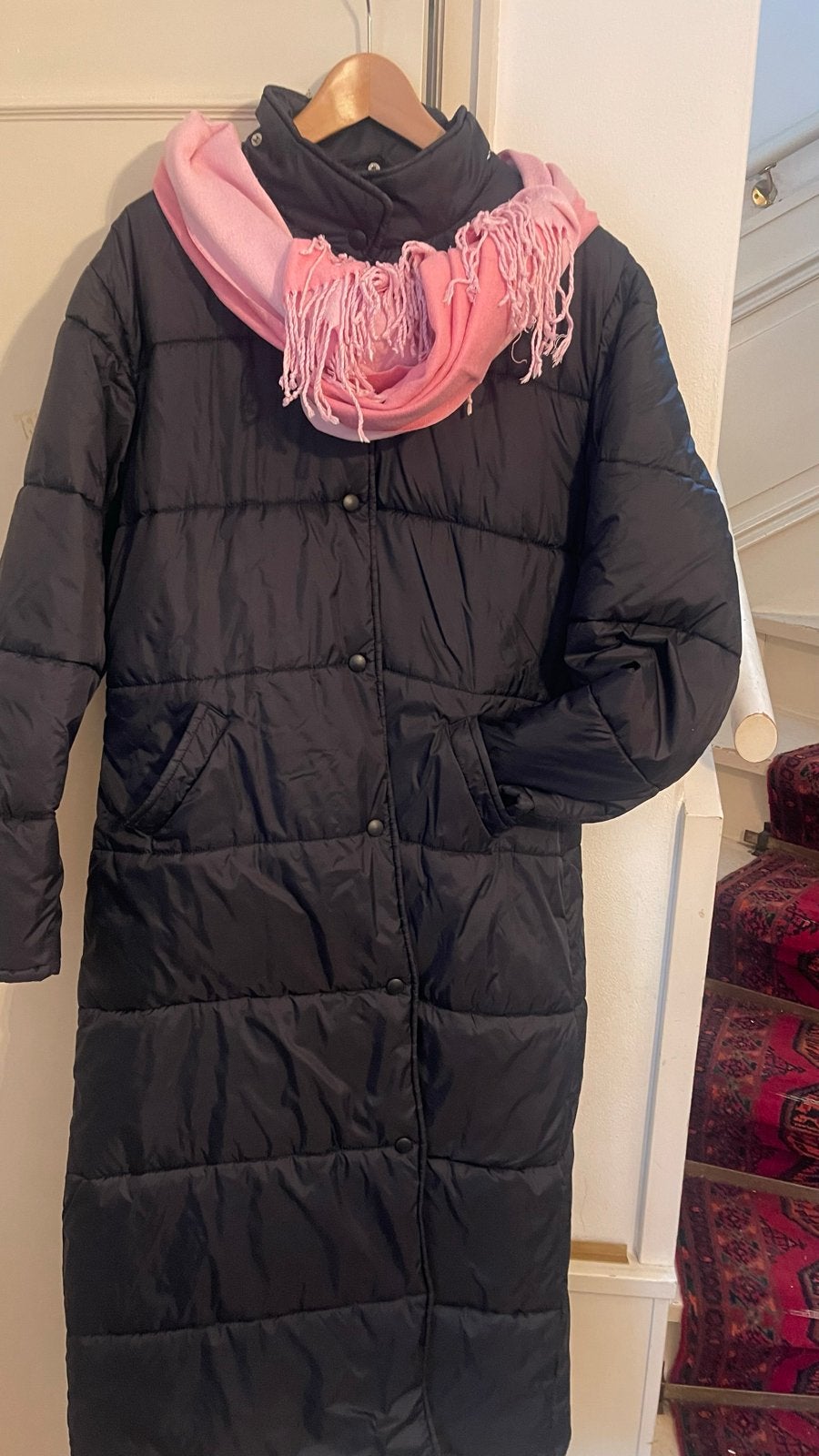 Lange zwarte gewatteerde jas met roze sjaal, maat 42, Kleding | Dames, Ophalen of Verzenden, Gedragen, Maat 42/44 (L), Zwart