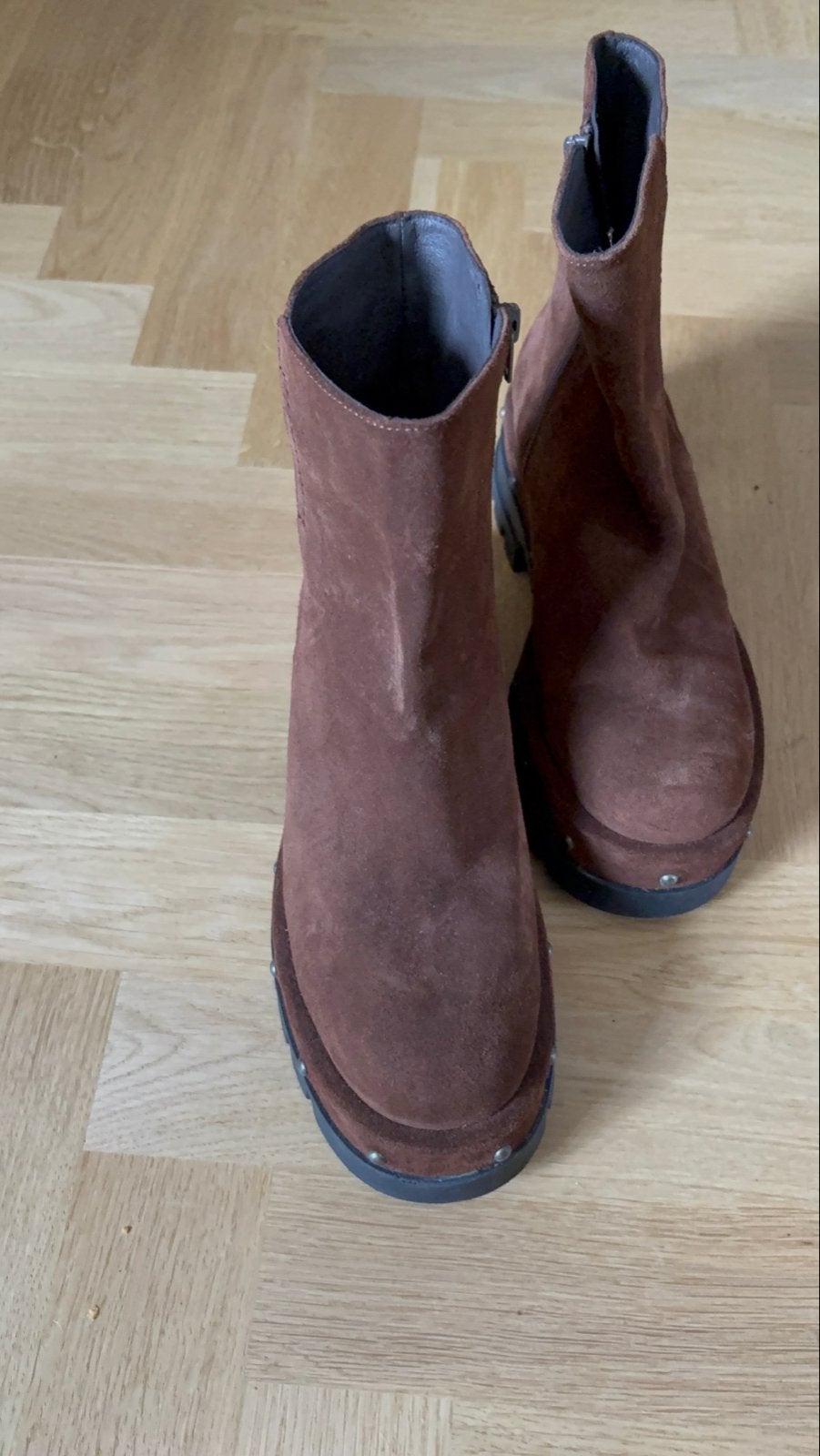 Bruine suède enkellaarzen met studs, Bruin, Lage of Enkellaarzen, Nieuw, Ophalen of Verzenden