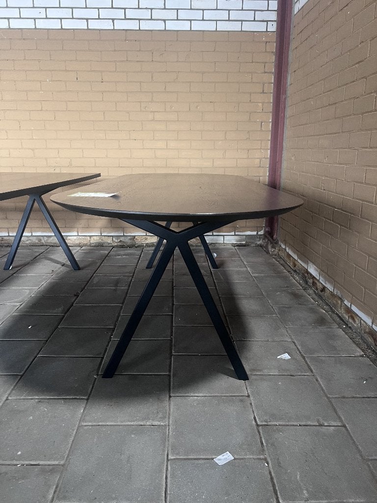 Studio Henk Eettafel Eiken Plat ovaal 240 Bruin| €2709 nu, Huis en Inrichting, Tafels | Eettafels, Studio Henk, Studio Henk, Studio Henk