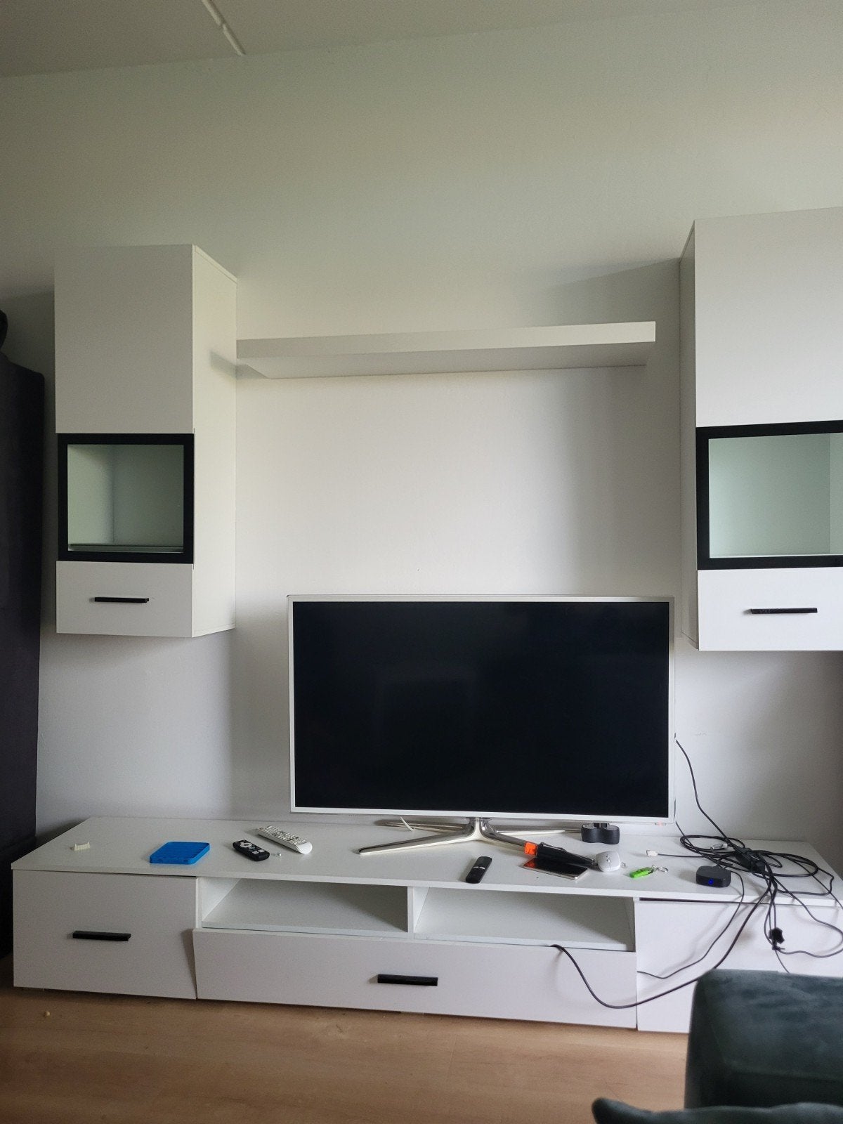 Moderne witte tv-meubel met hangkasten en plank, Ophalen, Gebruikt, Glas, Modern, Strak