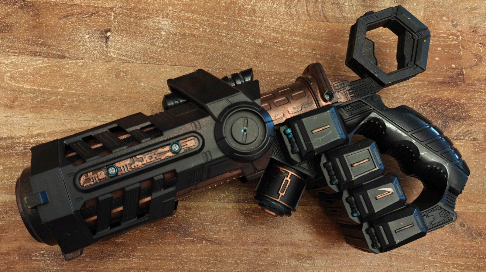 Gaaf futuristisch replica lasergun, Ophalen of Verzenden, Gebruikt, Beeldje, Replica of Model