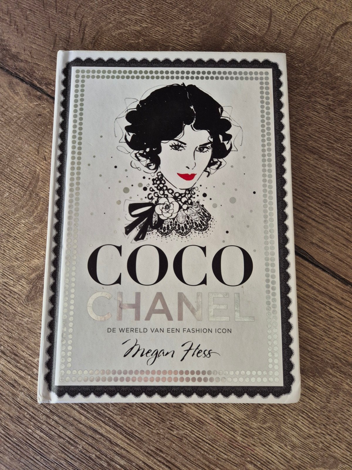 Coco Chanel: De wereld van een fashion icon - Megan Hess, Boeken, Ophalen of Verzenden, Gelezen