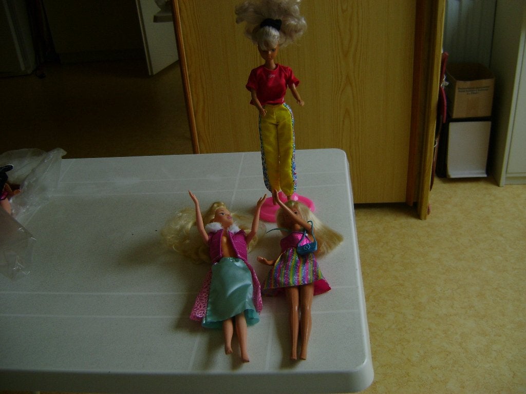 3 barbie,s 1staande met gele broek en shirt met tas en jurk, Kinderen en Baby's, Speelgoed | Poppen, Ophalen of Verzenden, Zo goed als nieuw
