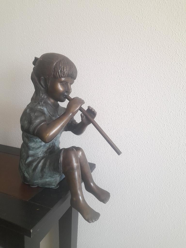 Brons beeld zittend meisje met fluit, Antiek en Kunst, Antiek | Koper en Brons, Ophalen
