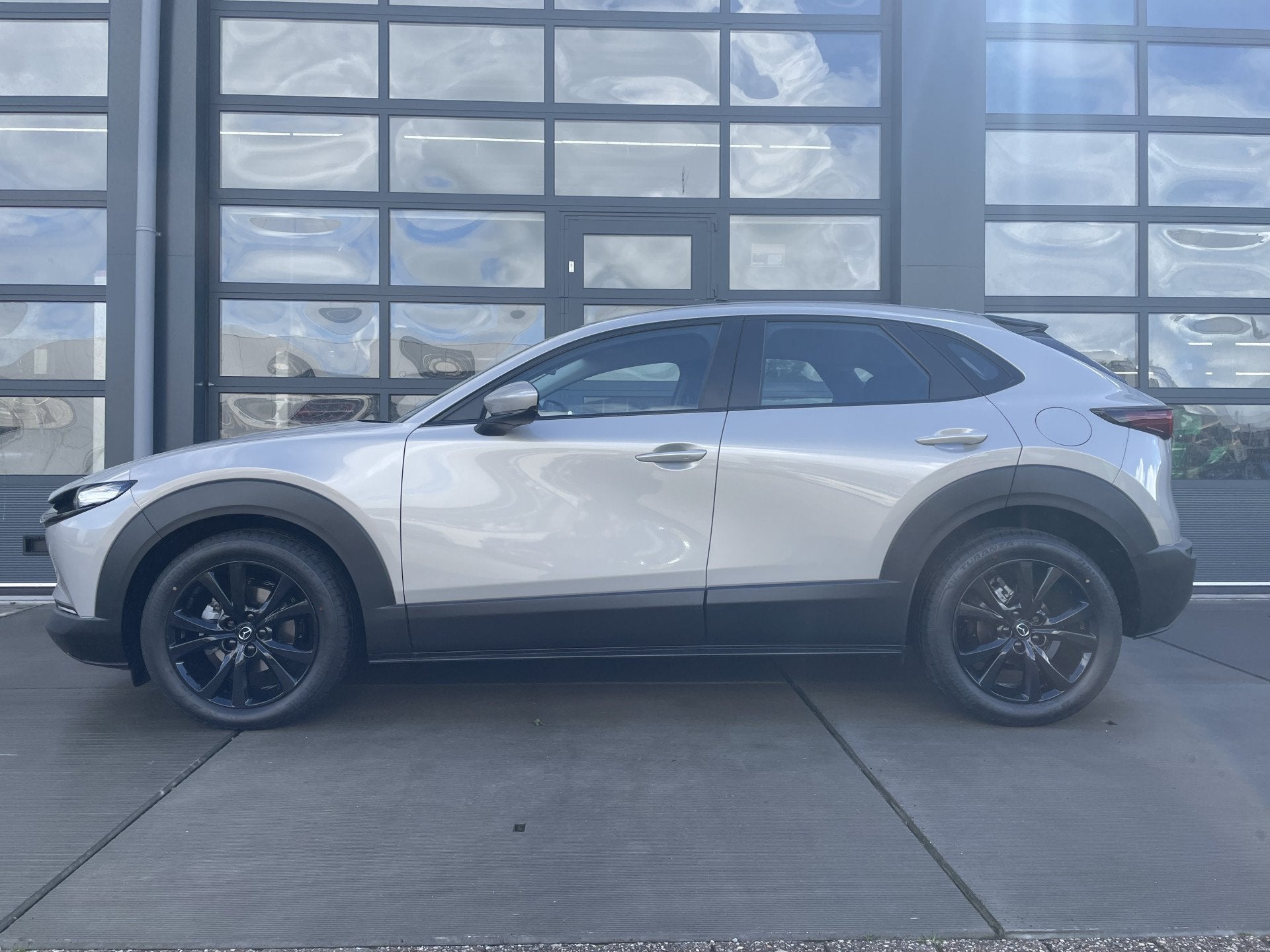 Mazda CX-30 2.5 e-SkyActiv-G M Hybrid 140 pk AUTOMAAT Centre, Dealer onderhouden, 4 cilinders, Bruin, 1384 kg