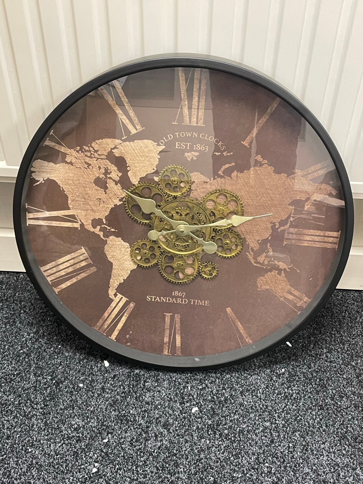 Grote wandklok met wereldkaart en tandwielen, Ophalen