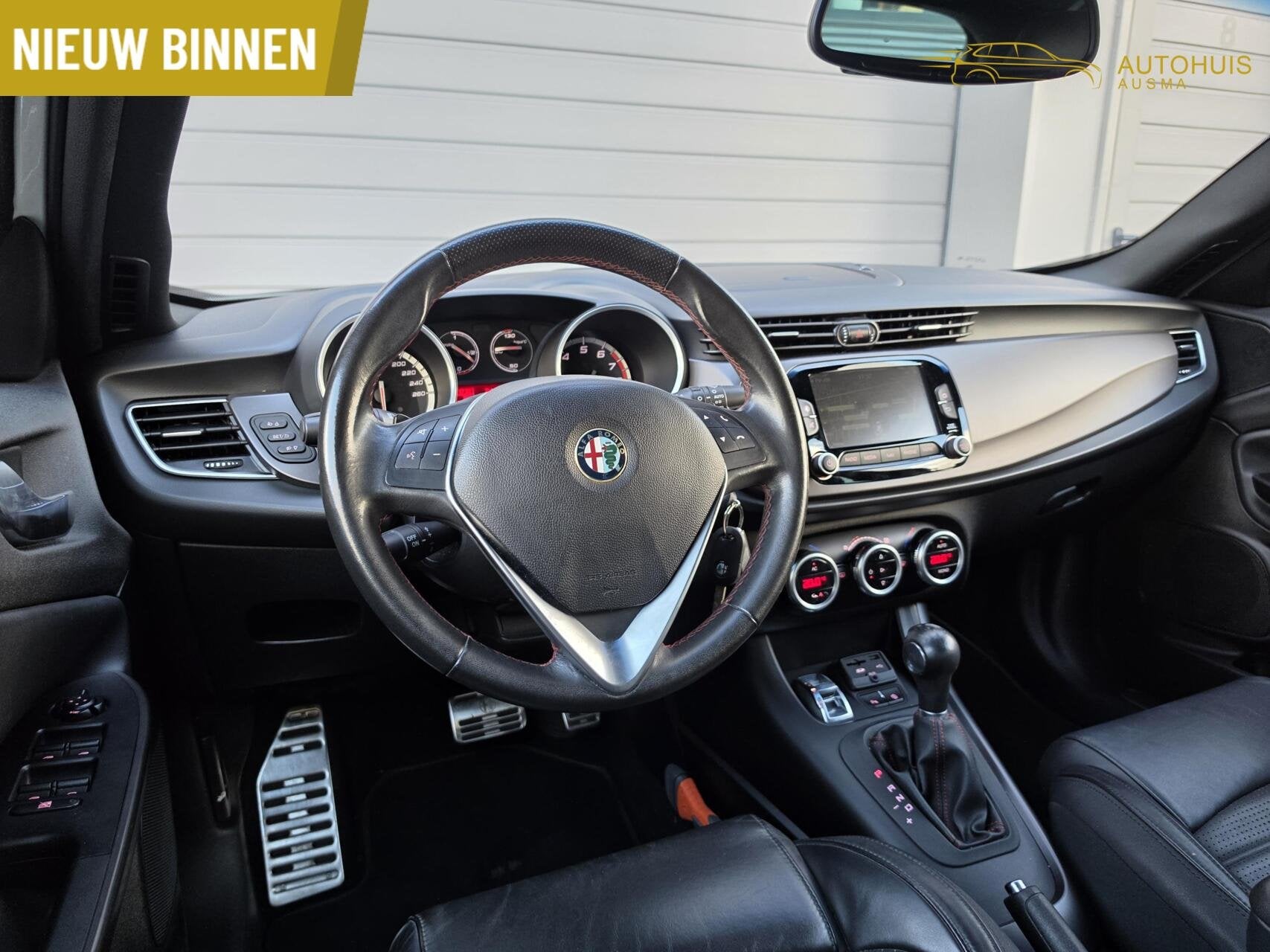 Alfa Romeo Giulietta 1.4 T Exclusive 200PK/Pano/Leder/Cruise, 4 cilinders, Met garantie (alle), Wit, Bedrijf