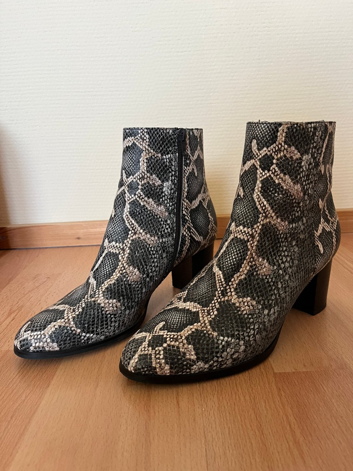 Di Lauro enkellaars slangenprint. Als nieuw! Maat 41, Kleding | Dames, Zwart, Ophalen of Verzenden, Zo goed als nieuw, @