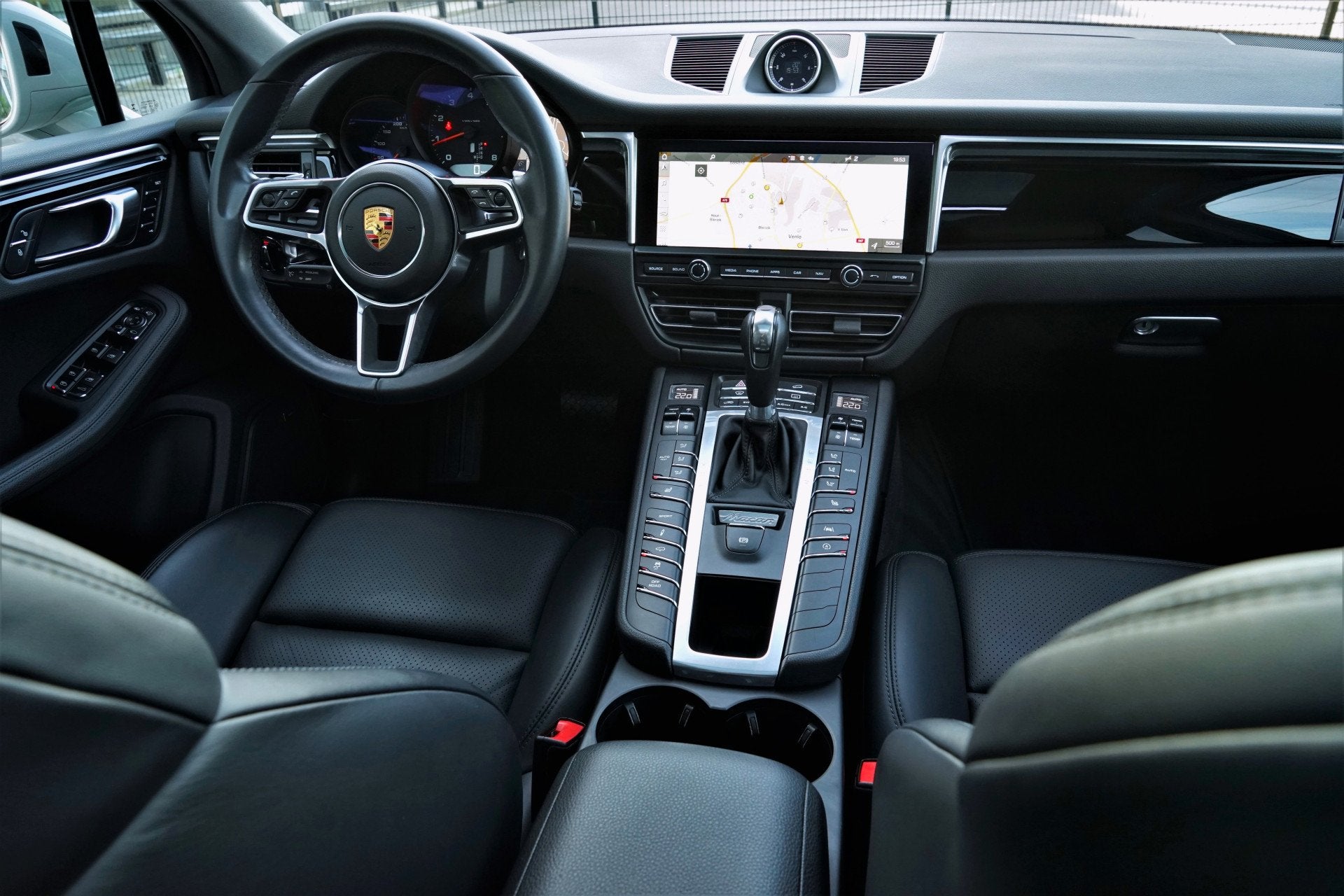 Porsche Macan 2.0 SportDesign Krijt Pano Luchtvering 18-weg, Auto's, Automaat, Dealer onderhouden, Gebruikt, Zwart