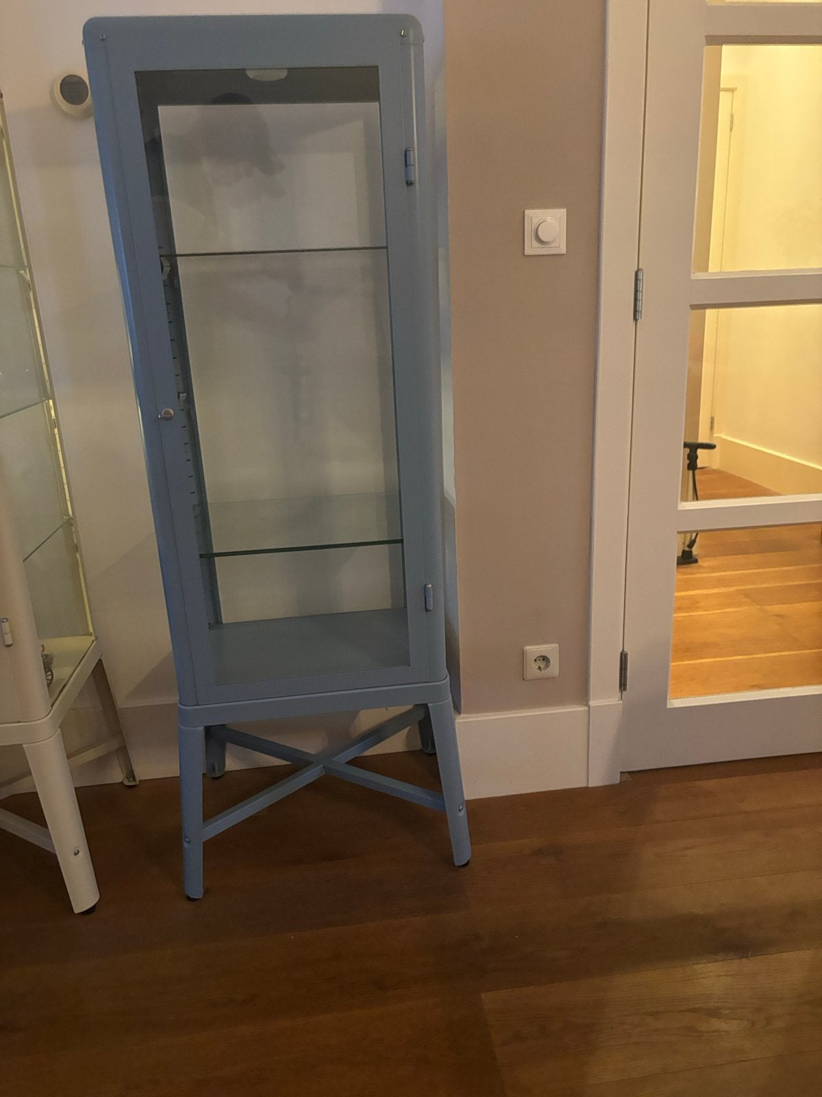 IKEA Fabrikör Vitrinekast - Lichtblauw, Ophalen, 50 tot 100 cm, Zo goed als nieuw, Metaal