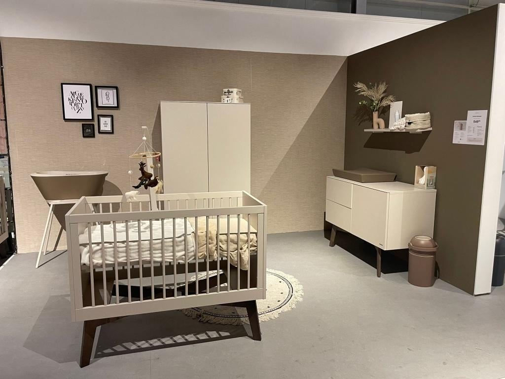 Kidsmill Sixties babykamer oatmeal/walnoot 3-delig, Kinderen en Baby's, Kinderkamer | Complete kinderkamers, Ophalen, Zo goed als nieuw