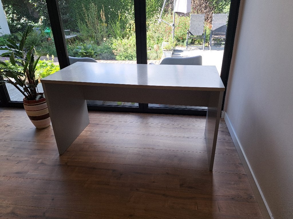 Gratis af te halen: Lichtgrijs bureau, Overige typen, Gebruikt, Spaanplaat of MDF, 61 cm