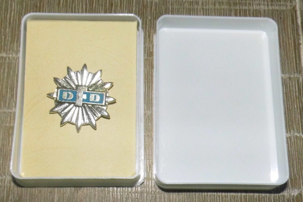 Erespeld DDR (Oost-Duitsland) - DFD, zilverkleurig, Verzenden, Zo goed als nieuw, Stad of Land, Speldje of Pin