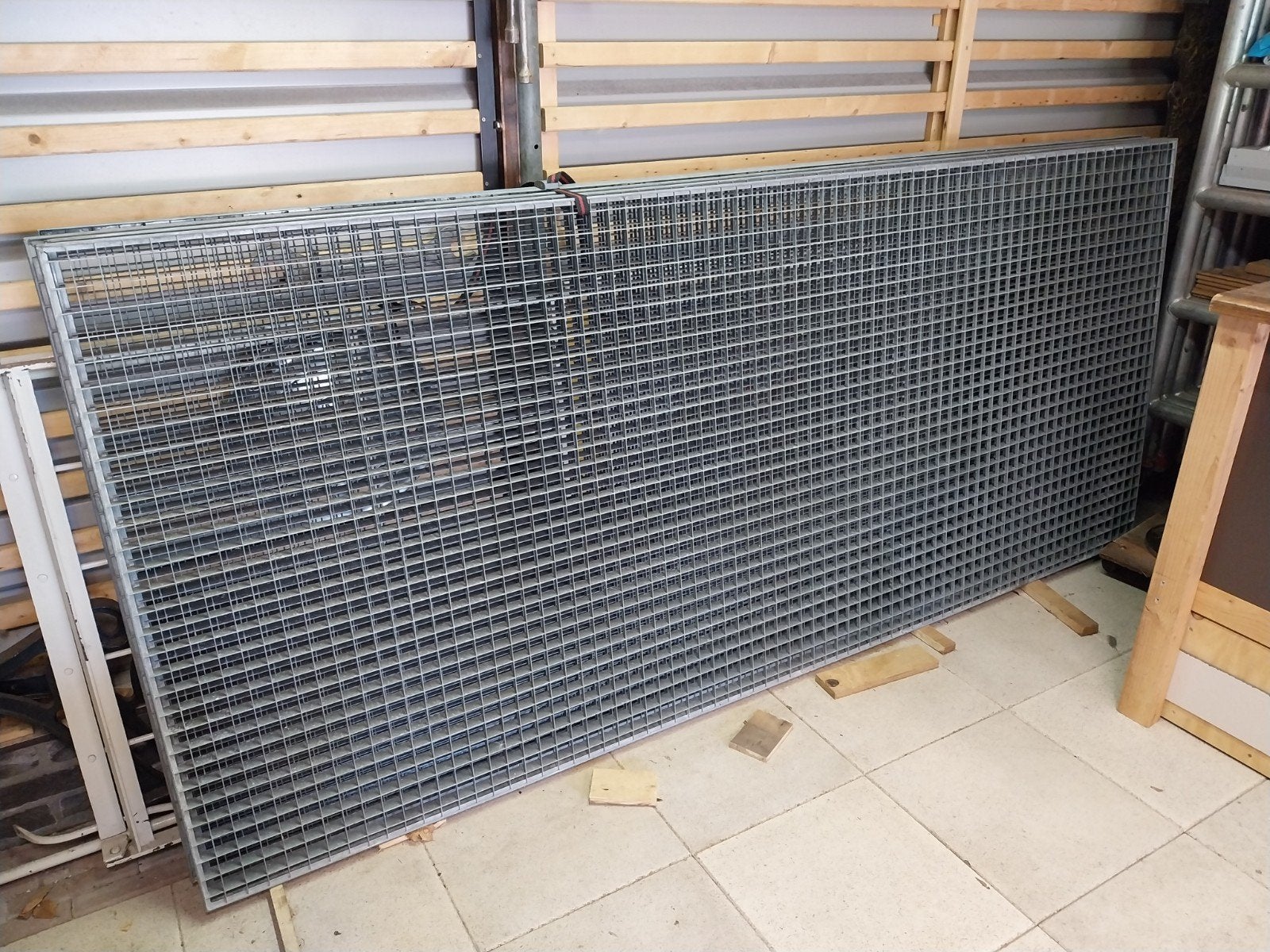 4 stuks gegalvaniseerde roosters 240x105x3cm, maas 3x3 cm, Ophalen, Zo goed als nieuw, IJzer