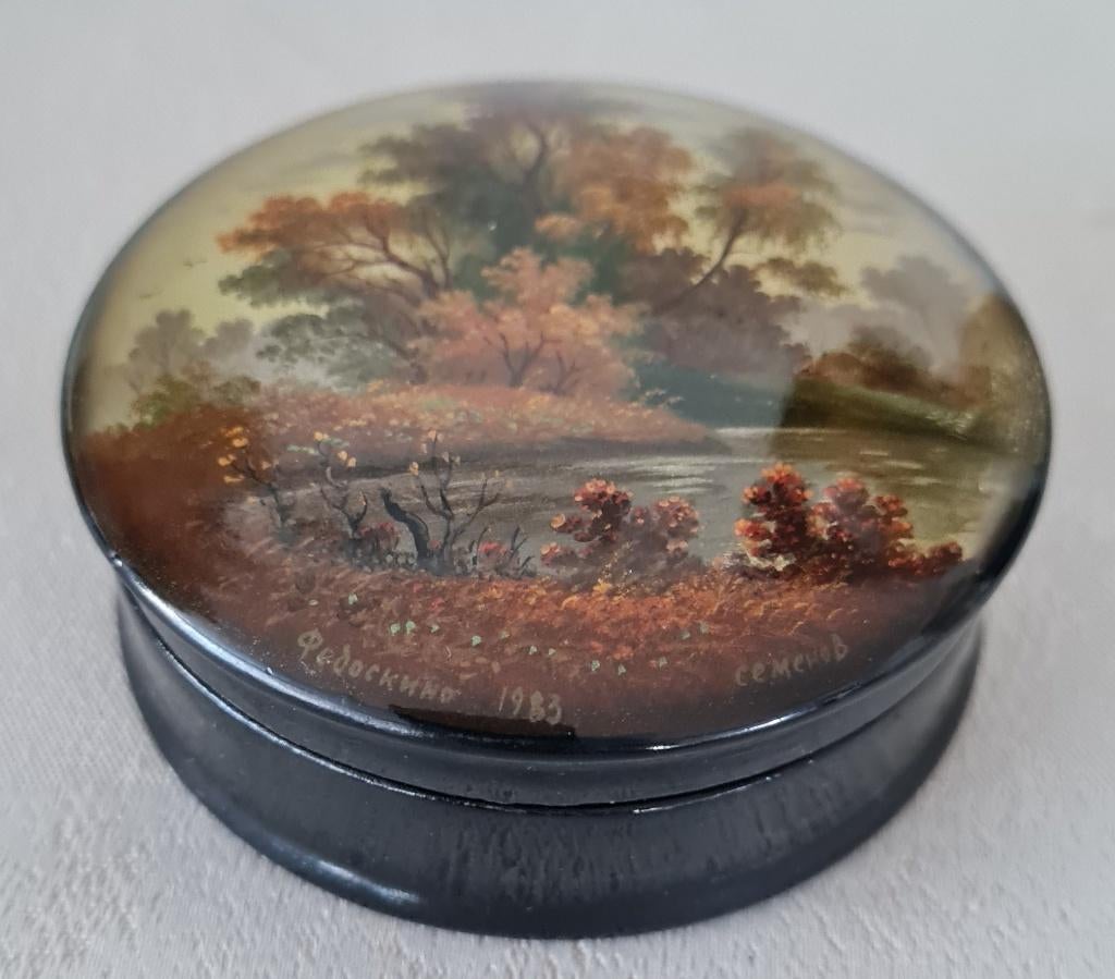 Prachtig gesigneerd Russisch lakdoosje - Pedocknho/Cemehob, Ophalen of Verzenden