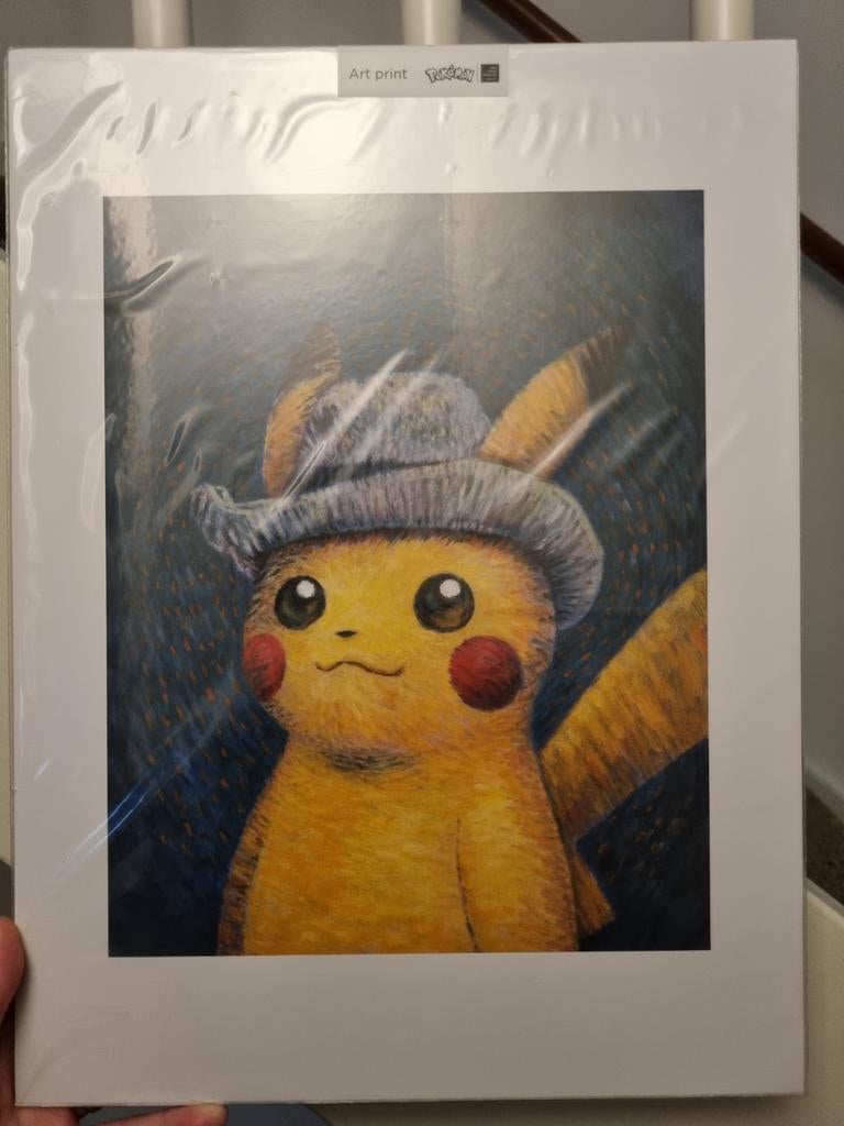 Pikachu with grey felt hat artprint - Van Gogh Museum, Hobby en Vrije tijd, Verzamelkaartspellen | Pokémon, Verzenden, Nieuw