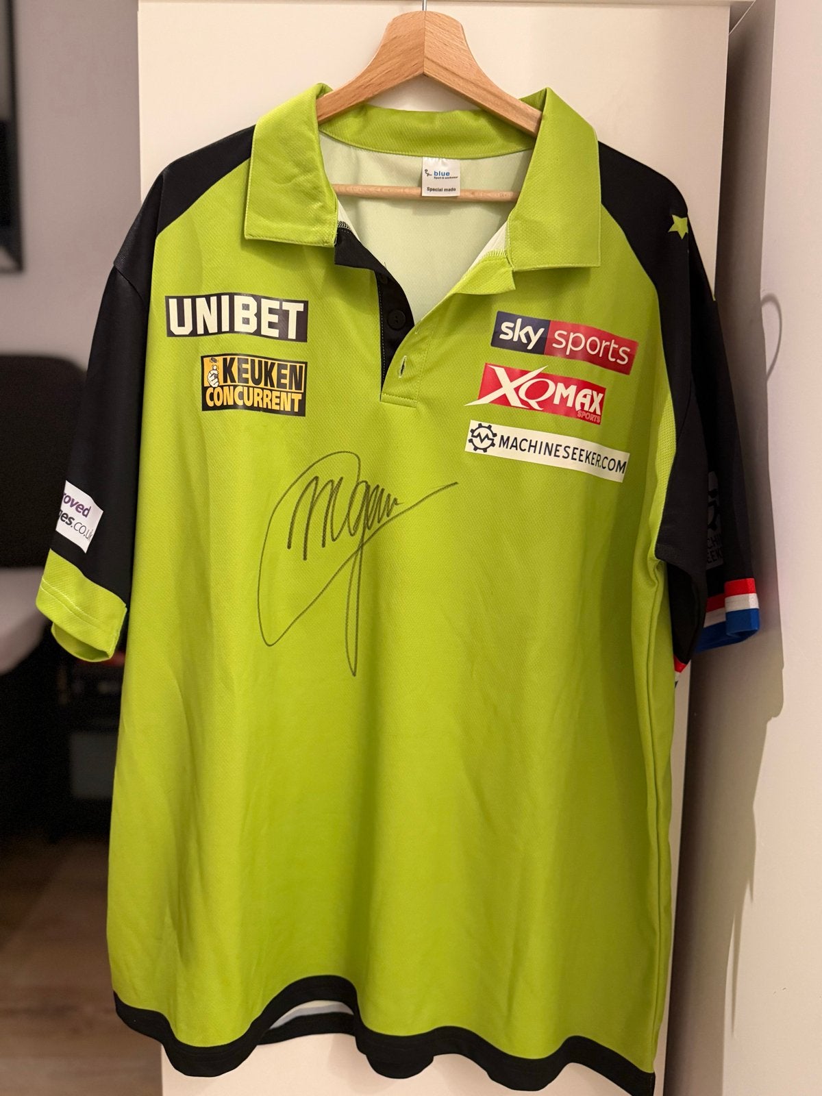 Gesigneerd Michael van Gerwen dartshirt - Certificaat, Maat 52/54 (L), Overige typen, Ophalen of Verzenden, Gedragen