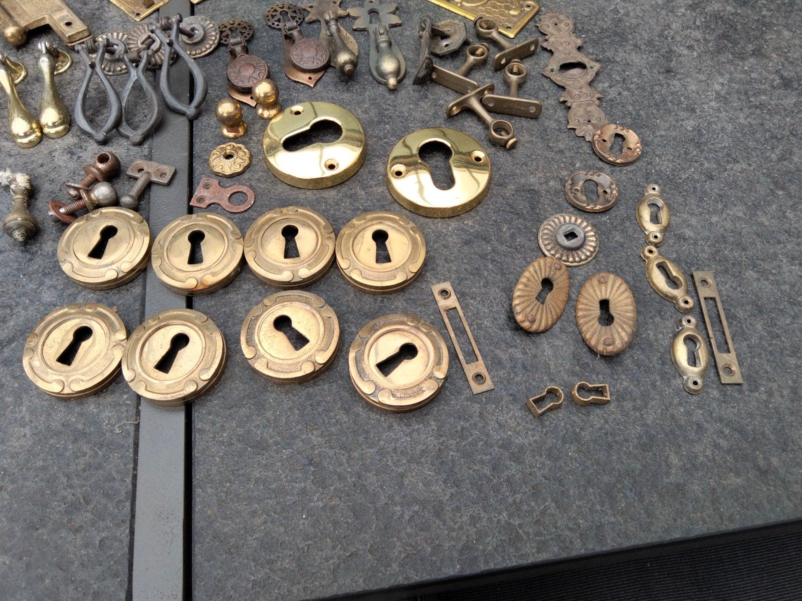 Diverse antieke en vintage metalen decoraties en beslag, Ophalen of Verzenden