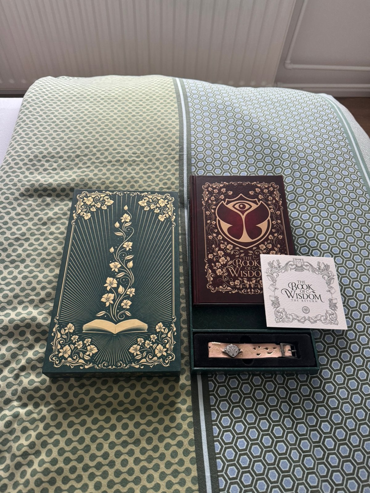Tomorrowland book of wisdom, Ophalen of Verzenden, Zo goed als nieuw, Zwart