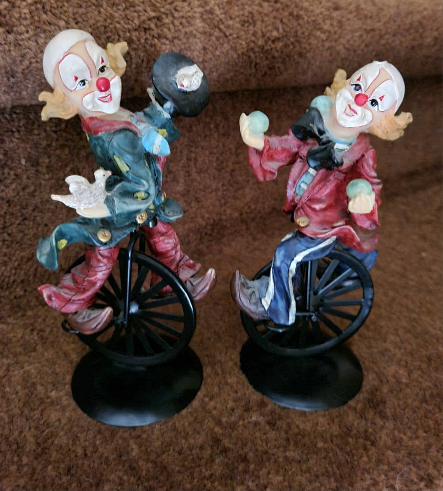 Set van 2 vrolijke clown beelden op eenwieler. H 18 cm., Ophalen of Verzenden, Zo goed als nieuw, Mens