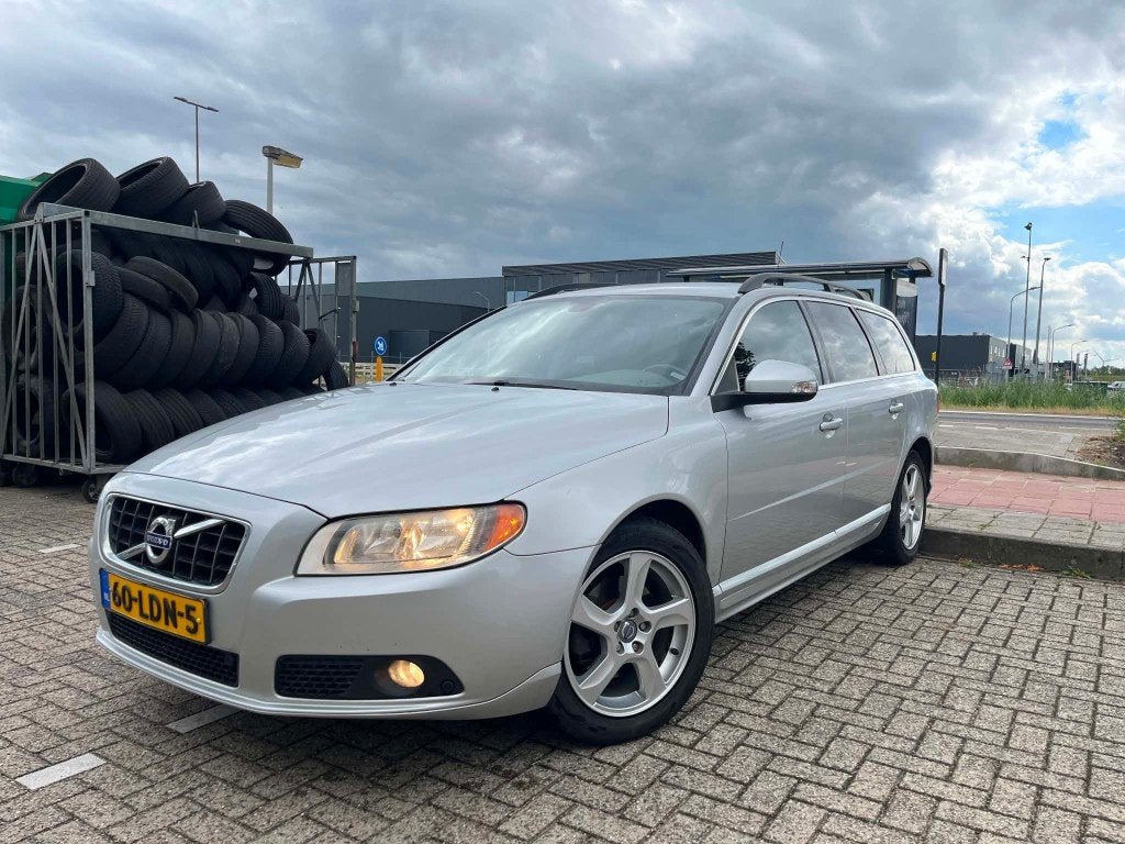 VOLVO V70 2.4D D5 175PK 2010 AUTOMAAT NIEUWE APK, Auto's, Euro 5, 15 km/l, 1800 kg, Zwart