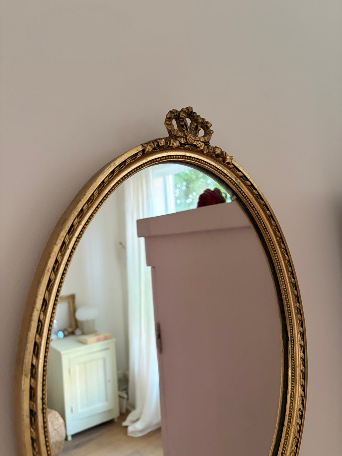 Vintage ovale gouden spiegel met strik, Ophalen of Verzenden, Ovaal, Minder dan 50 cm
