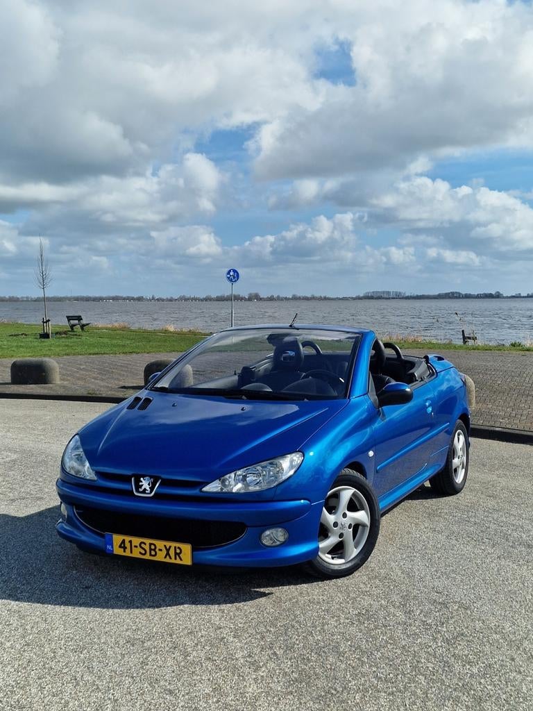 Peugeot 206 1.6 16V CC 2005 Blauw lage km stand, Auto's, Voorwielaandrijving, Lederen bekleding, Zwart, 4 cilinders