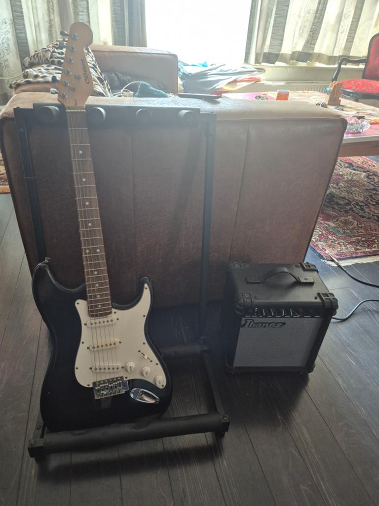 Elektrische gitaar set (gitaar, ibanez versterker,standaard), Ophalen, Solid body, Ibanez