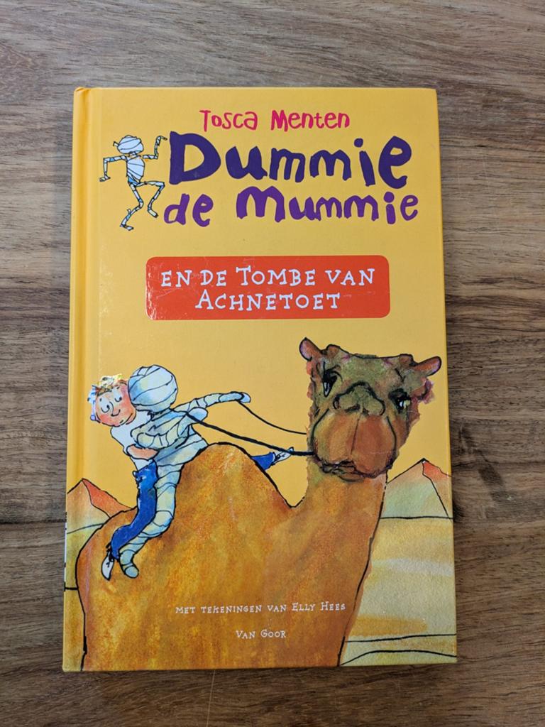Tosca Menten - Dummie de mummie en de tombe van Achnetoet, Ophalen of Verzenden, Zo goed als nieuw, Tosca Menten
