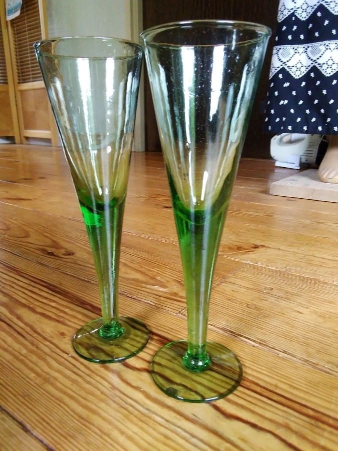 Champagneflutes / witte wijn glazen (2 st) van groen glas, Antiek en Kunst, Ophalen of Verzenden