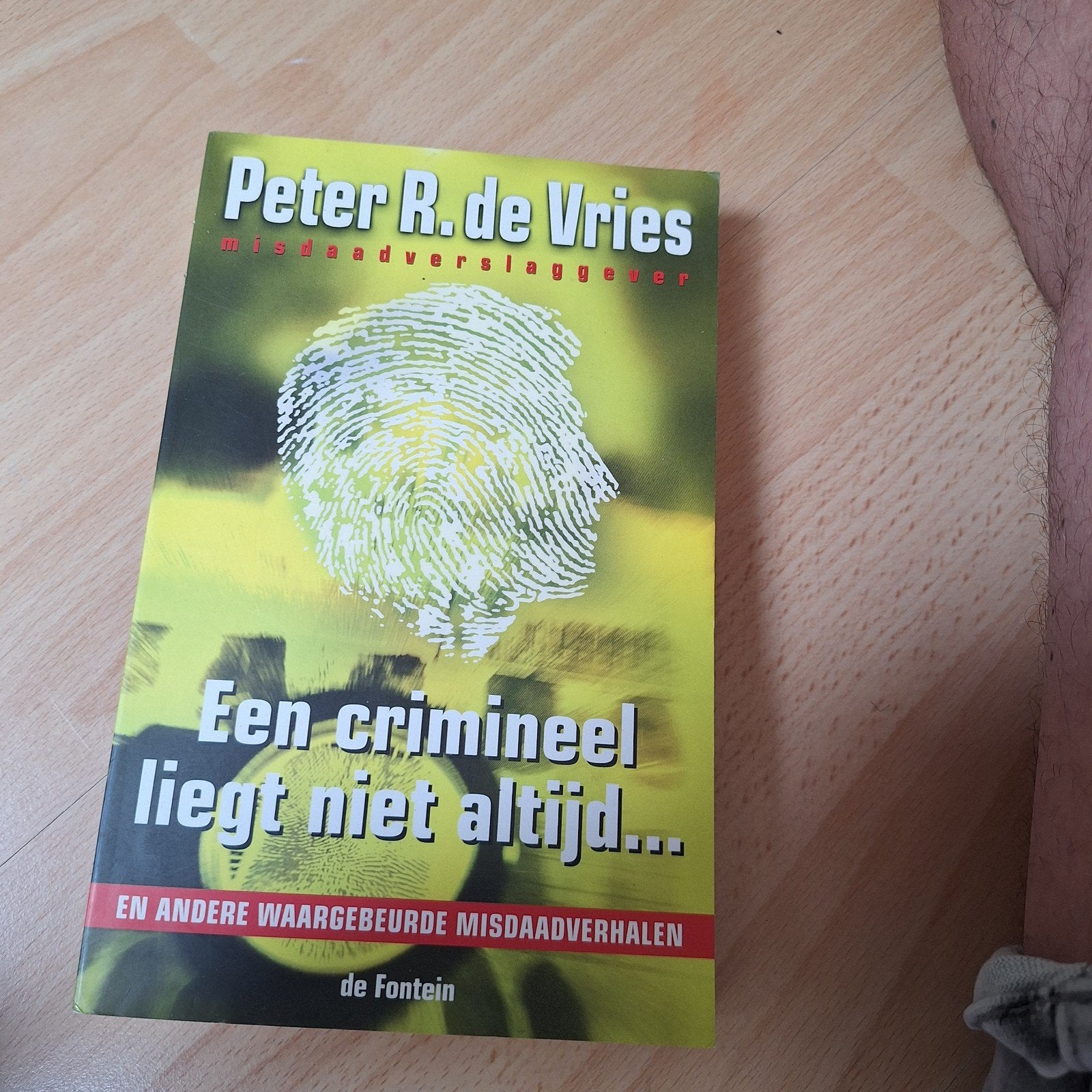 P.R. de Vries - Een crimineel liegt niet altijd ..., Boeken, Ophalen of Verzenden, Zo goed als nieuw, P.R. de Vries