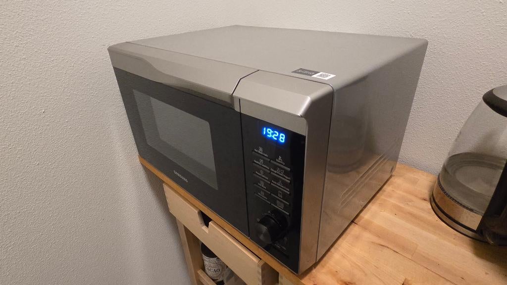 Samsung Combinatiemagnetron - 28 Liter, 900W met accesoires, Ophalen, Zo goed als nieuw