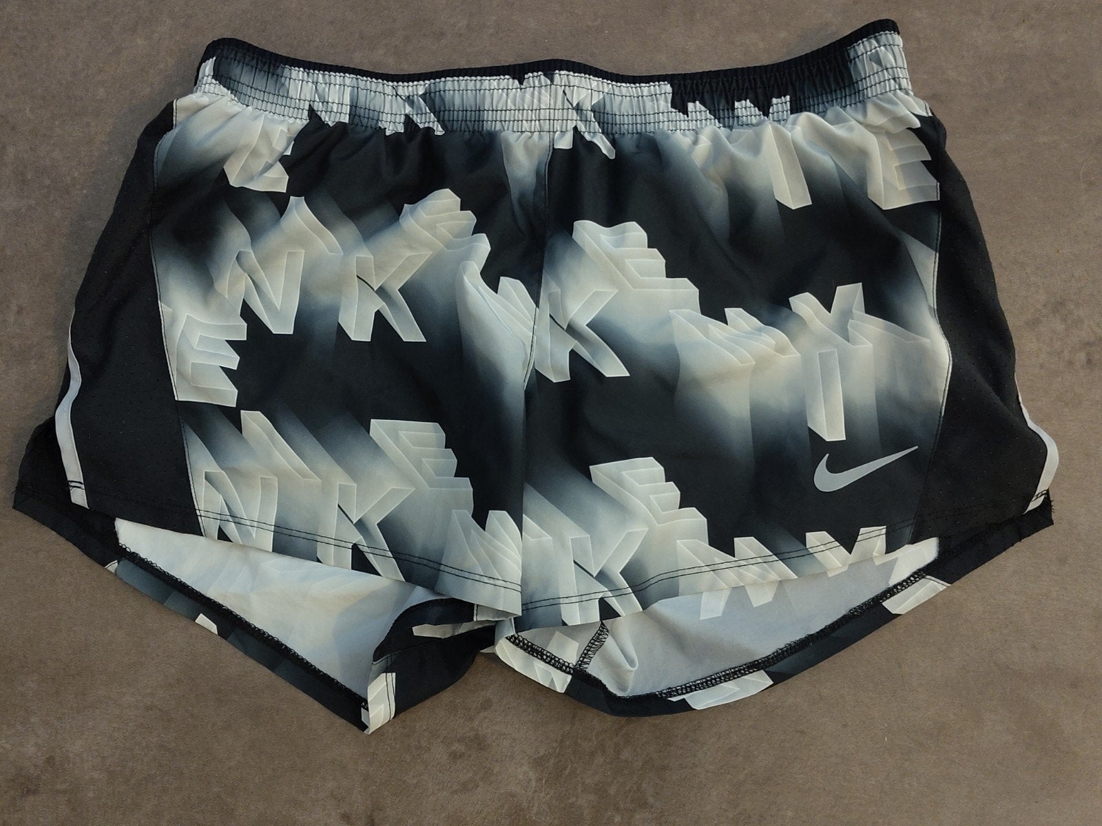 Nike Dames Fitness Short - Zwart/Wit - Maat M, Maat 38/40 (M), Zwart, Nike, Ophalen of Verzenden