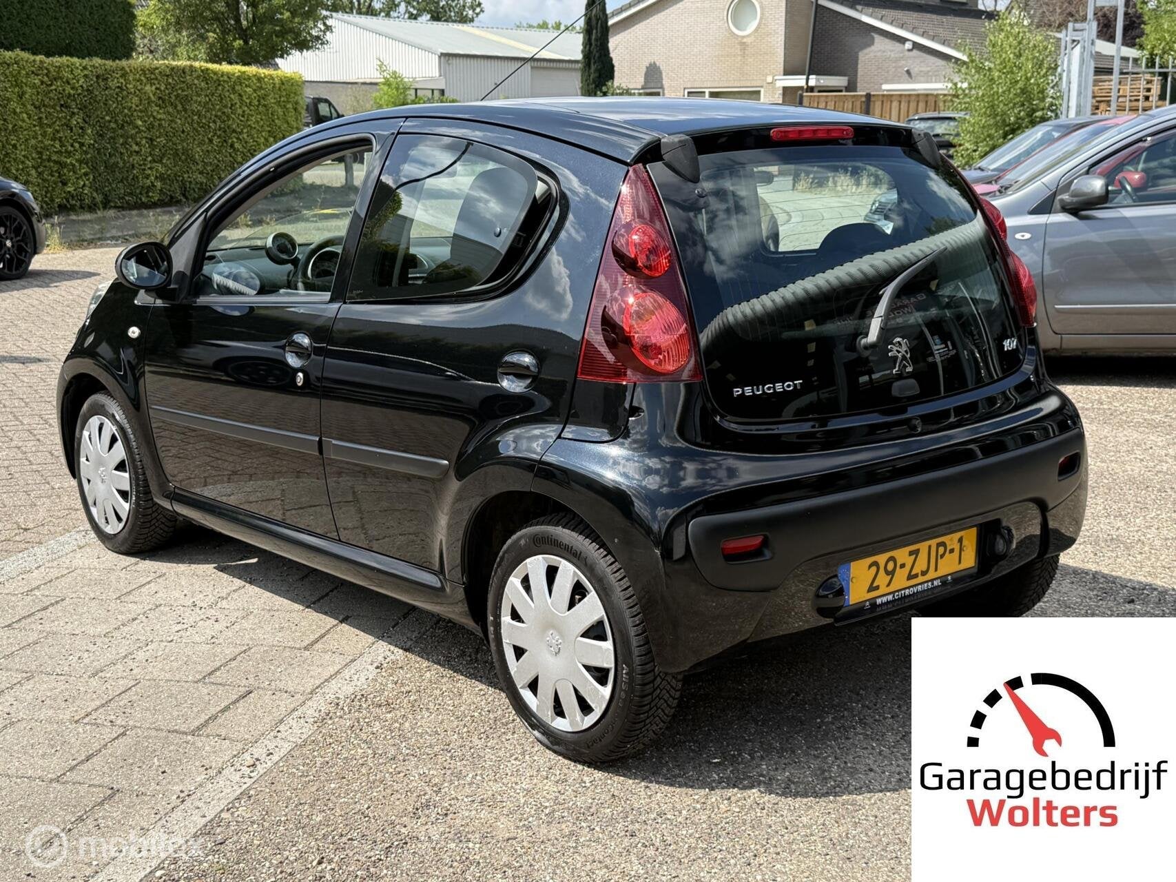 Peugeot 107 1.0 Black & Silver airco nw banden 4seizoen 5drs, Auto's, Peugeot, Voorwielaandrijving, Euro 5, Stof, Gebruikt