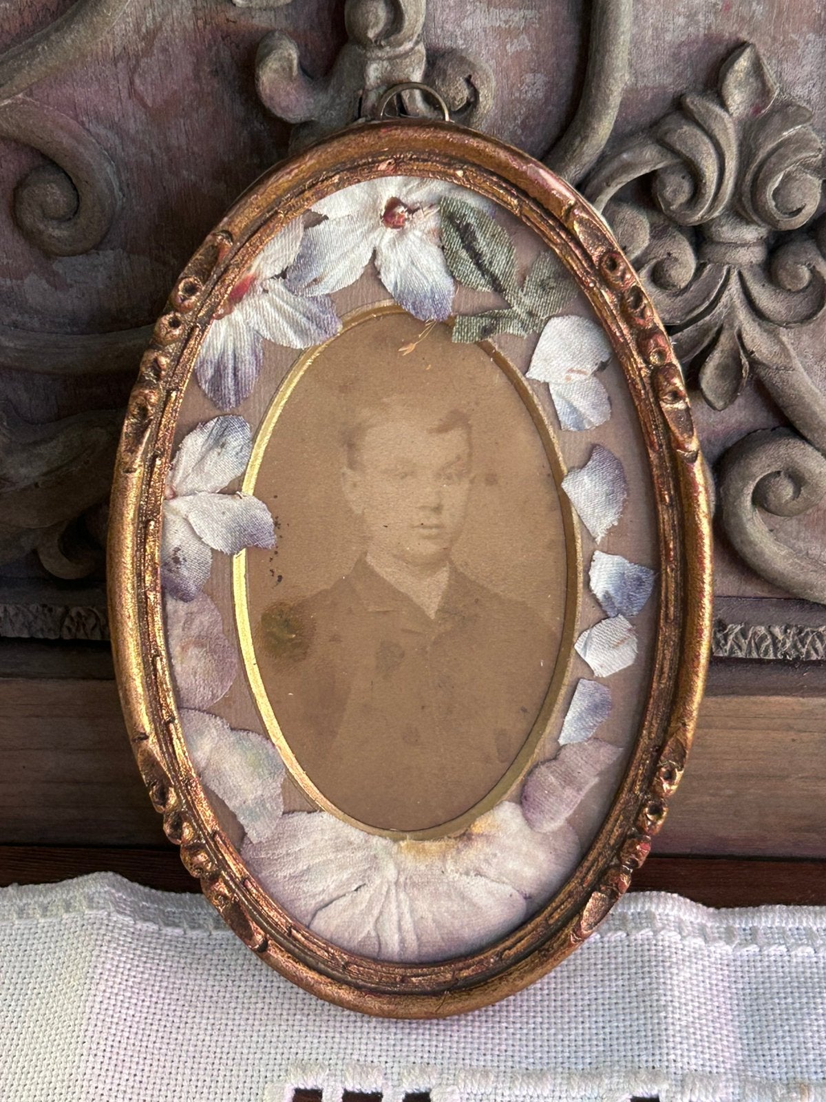 Antiek ovalen lijstje met portret en bloemenrand, Antiek en Kunst, Ophalen of Verzenden