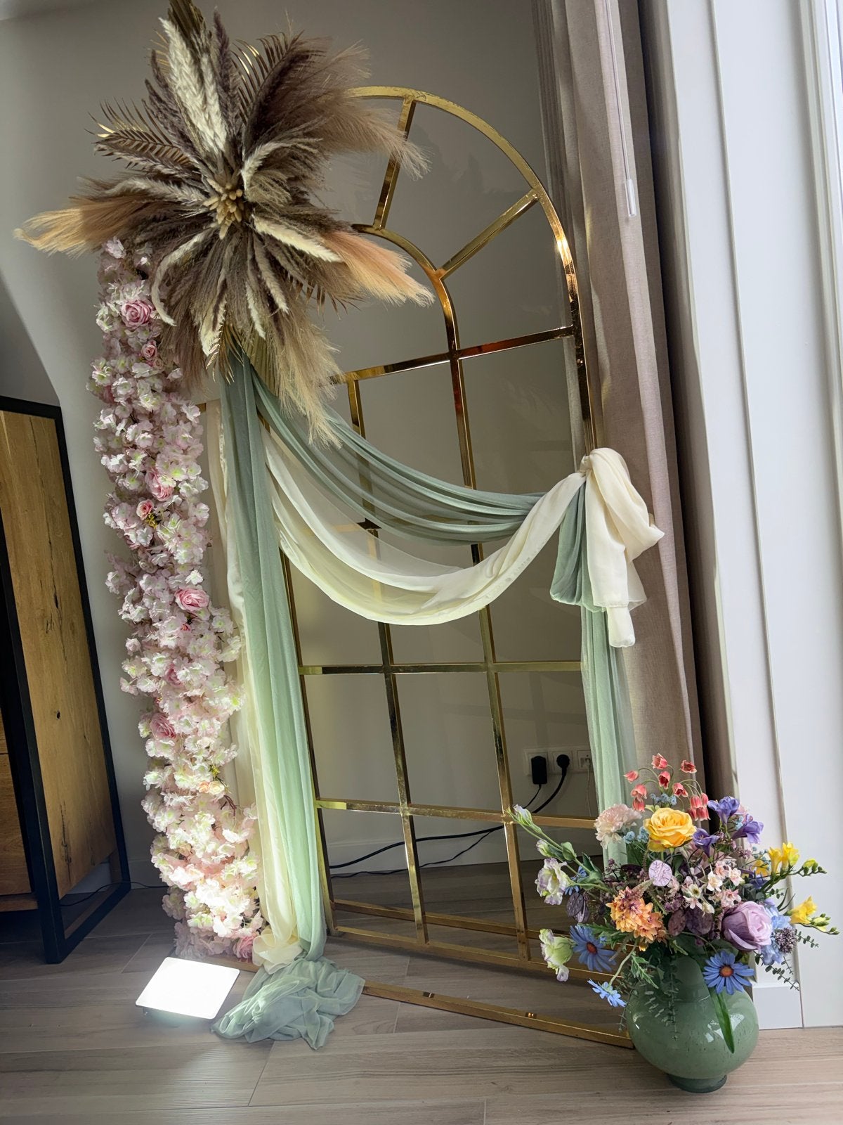 TE HUUR Gouden Boog Decoratie met Bloemen en Pampasgras, Ophalen of Verzenden, Zo goed als nieuw, Versiering, Geboorte of Huwelijk