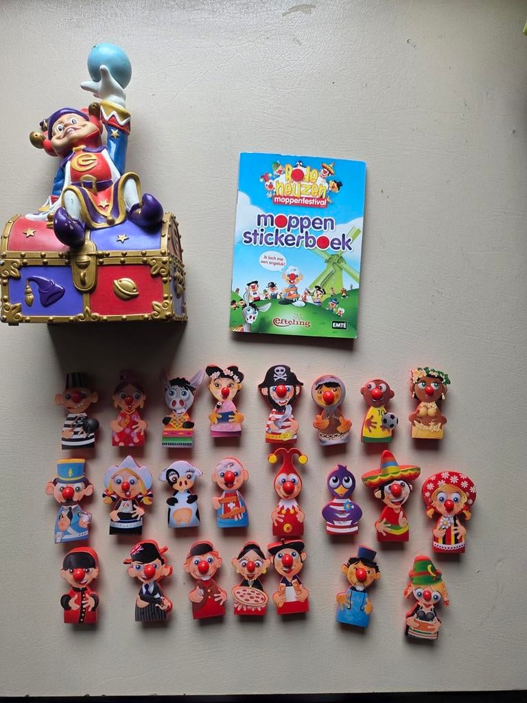 Efteling Carnaval Festival poppetjes en stickerboek, Verzamelen, Efteling, Zo goed als nieuw, Beeldje of Poppetje, Ophalen of Verzenden
