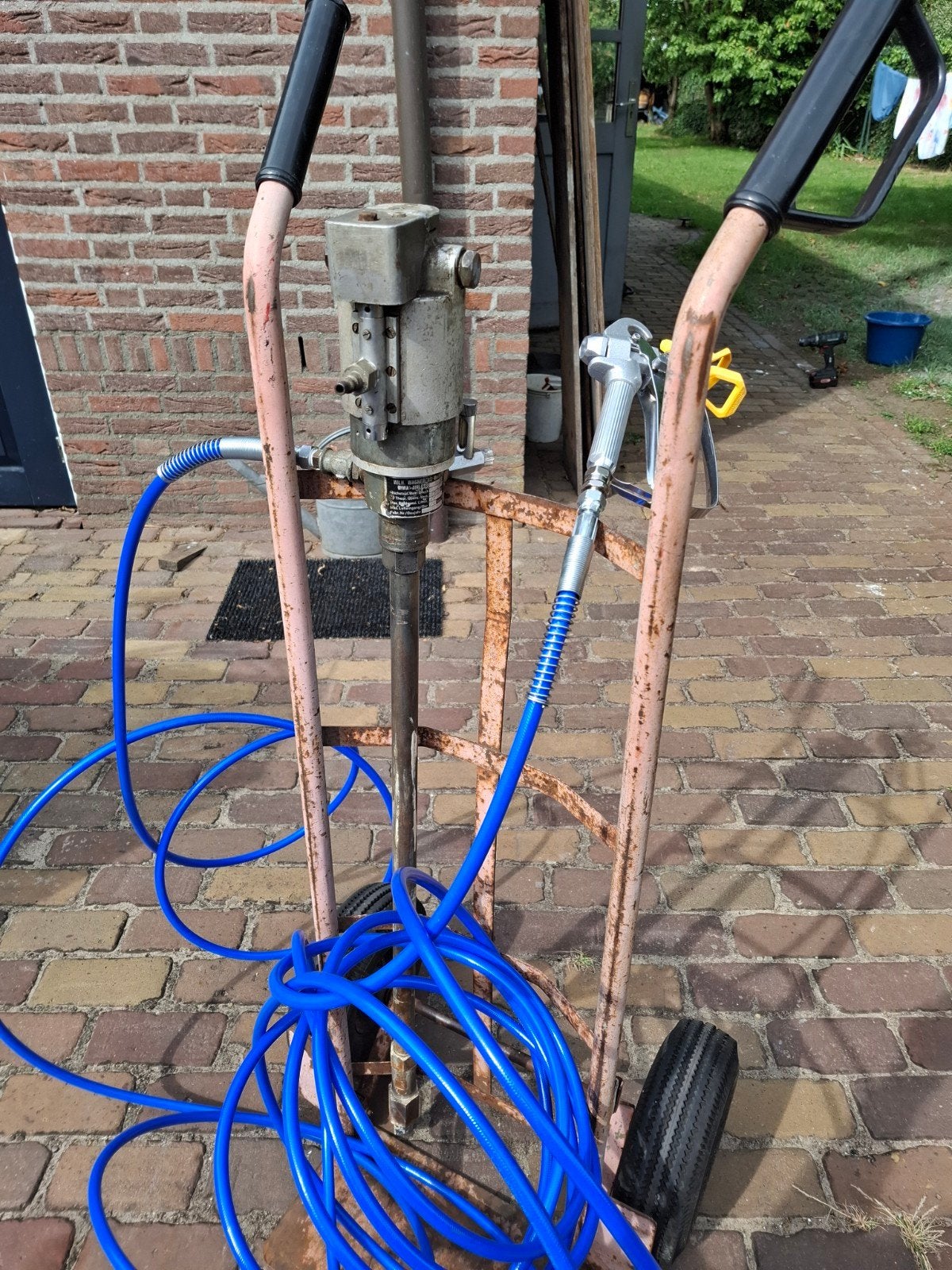 airless spuit 250 bar met nieuwe slang in werkende staat, Doe-het-zelf en Verbouw, Schildersmaterialen, Ophalen, Gebruikt, Verfspuit of Verfpomp